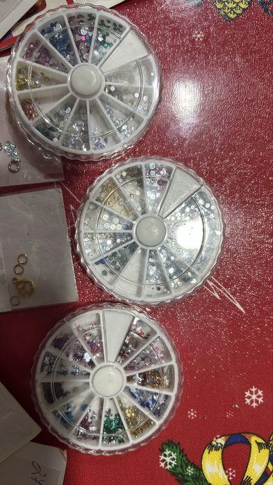 Стразы и сережки для маникюра.