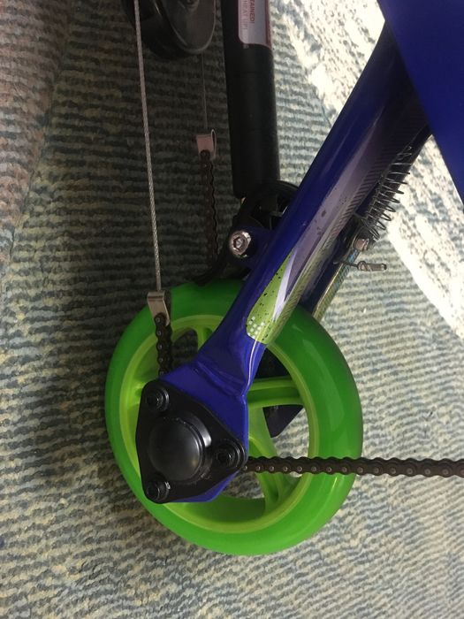 Тротинетка с задвижващ механизъм верига