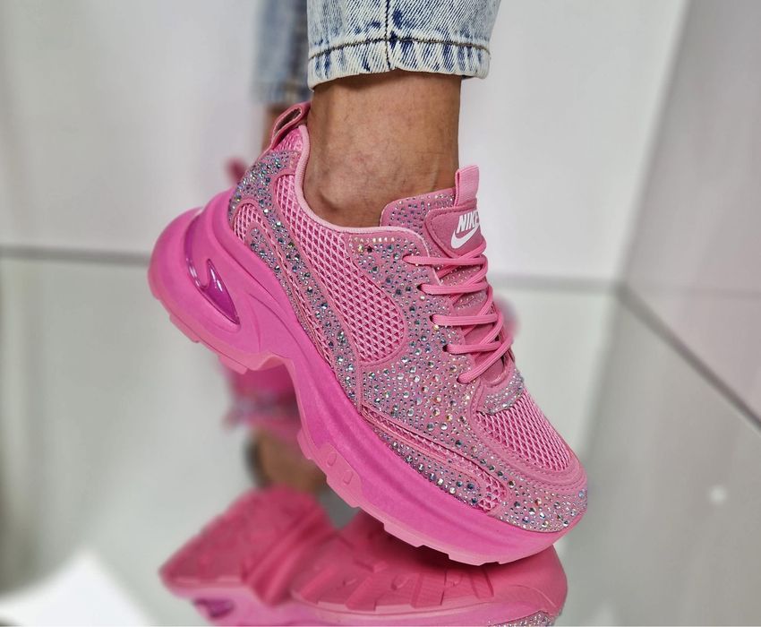 Дамски розови маратонки Nike