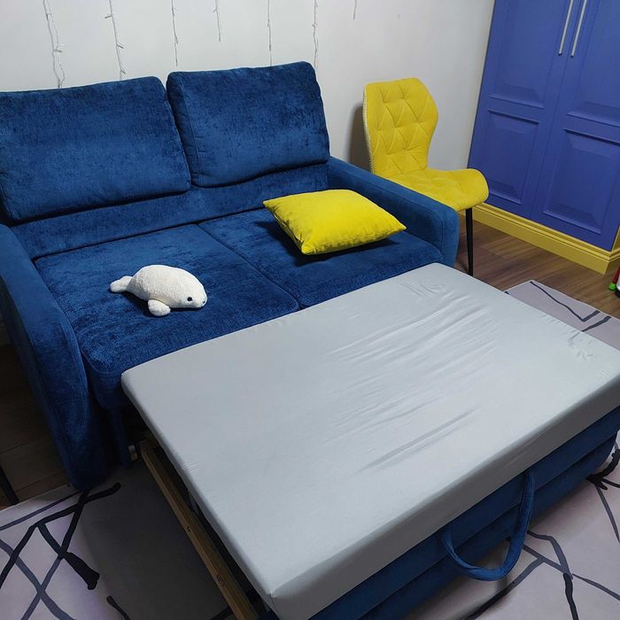 Диван-раскдадной и 2 стула