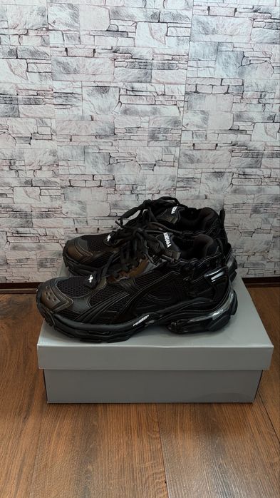 Balenciga Runners led