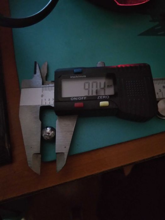 Bile de plumb pentru praștie cu diametru 9 mm.