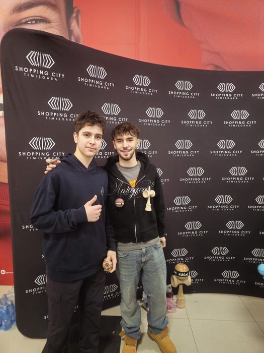 Kendama semnată de Xremus și de Vasi