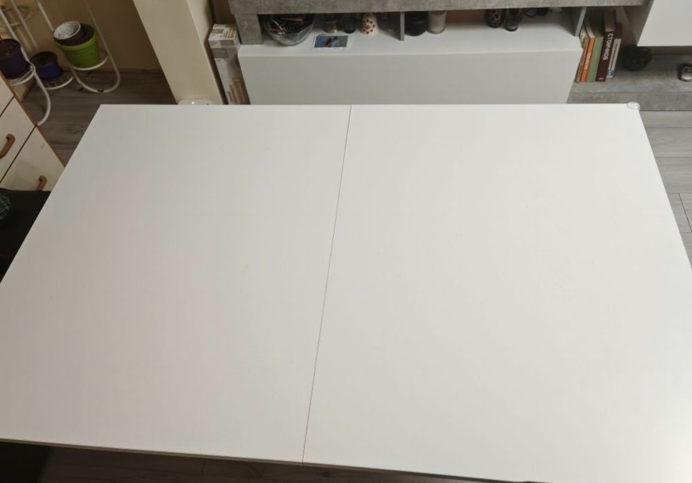 Бяла трапезна маса 115 евро  и  2 бр. столове (25  евро за 1 стол)