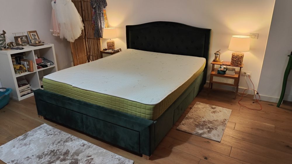 Vând pat tapițat verde smarald cu 4 sertare și SALTEA