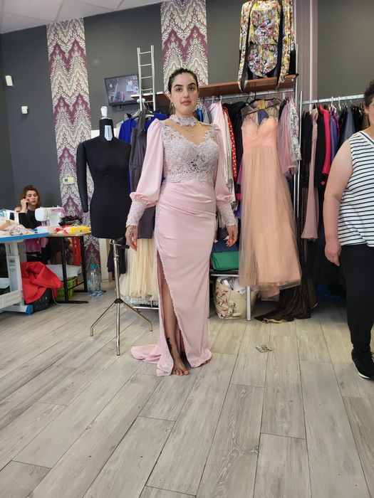 Rochie facuta la comanda purtata o seara necesita curațare