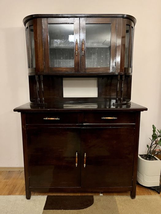 Старинен бюфет + часовник подарък