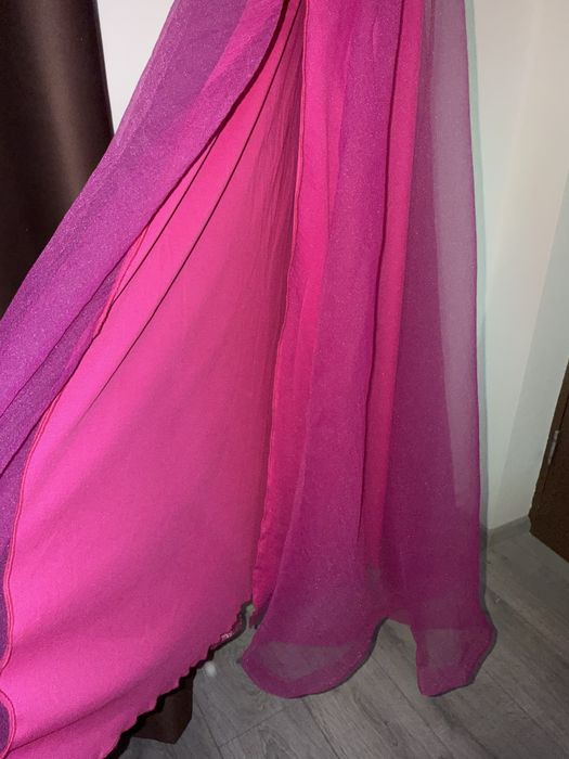 Rochie fucsia cu crepeu pe partea stanga