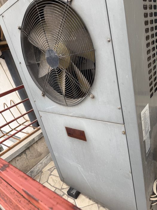 Продавам Термопомпа вода-въздух и 3 броя конвектори към нея