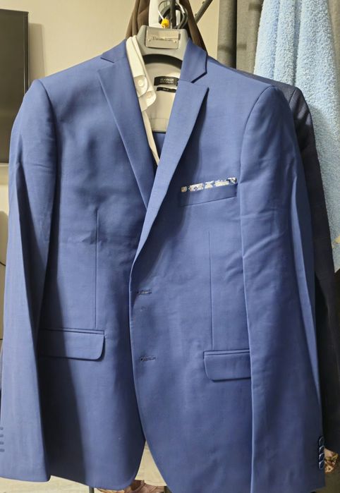 Продам мужские костюмы