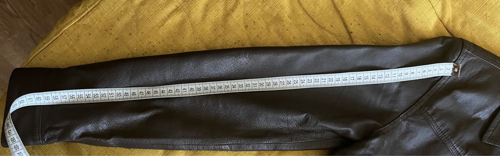 Scurtă de piele (damă)