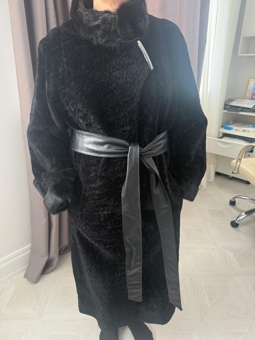 Продам мутоновую шубу с норкой