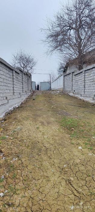Ер сотилади. 13 сот. Туртбурчак. Атрофлари девор билан уралган..