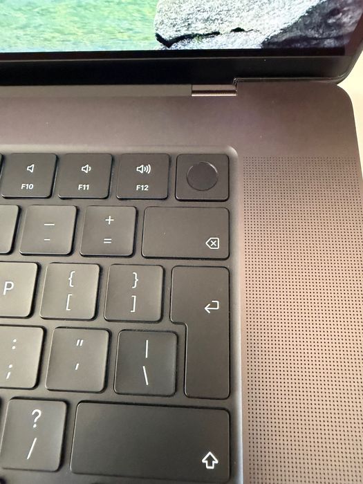 macbook pro 16" M4 pro 512GB