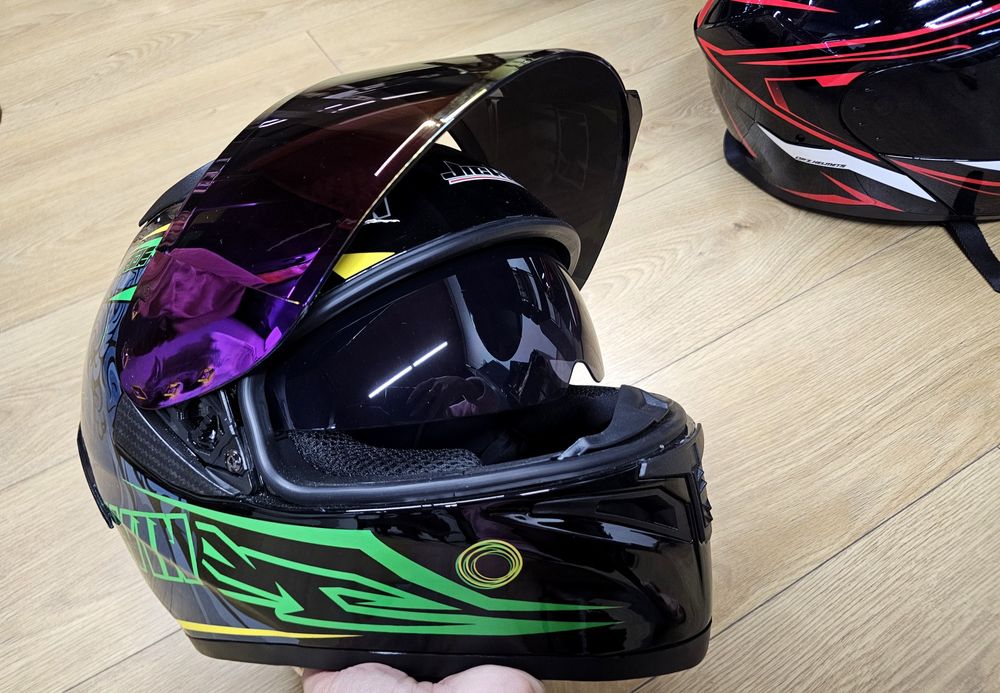 Căști moto...una noua ,cealalta folosita de cateva ori