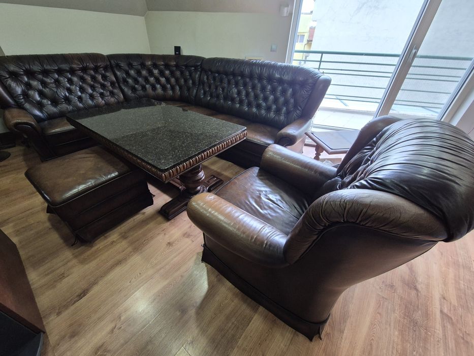 Честърфийлд от естествена кожа с маса за хол