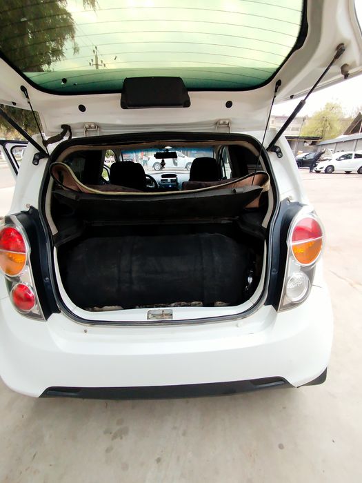 Spark 2011 
Rangi oq
Matori ECO 1  
Probeg 356000
Gaz/Benzin
Balonlari