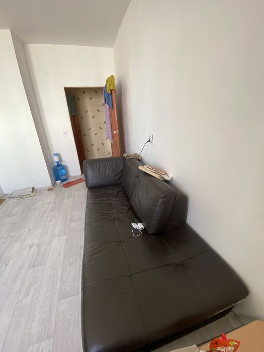 Срочно продатеся кожанная диван 3.9м