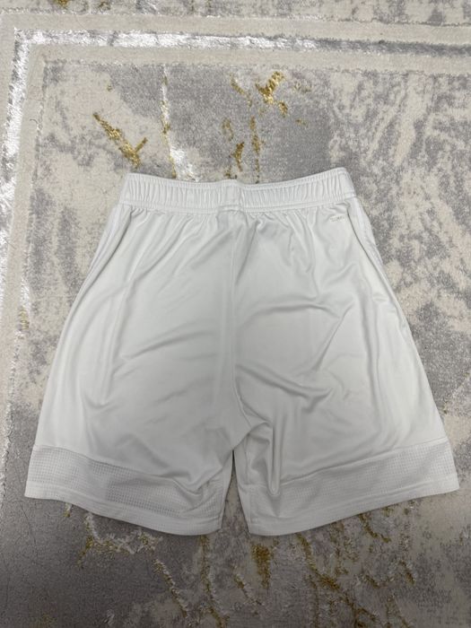 Продам белые шорты Адидас оригинал размер XS