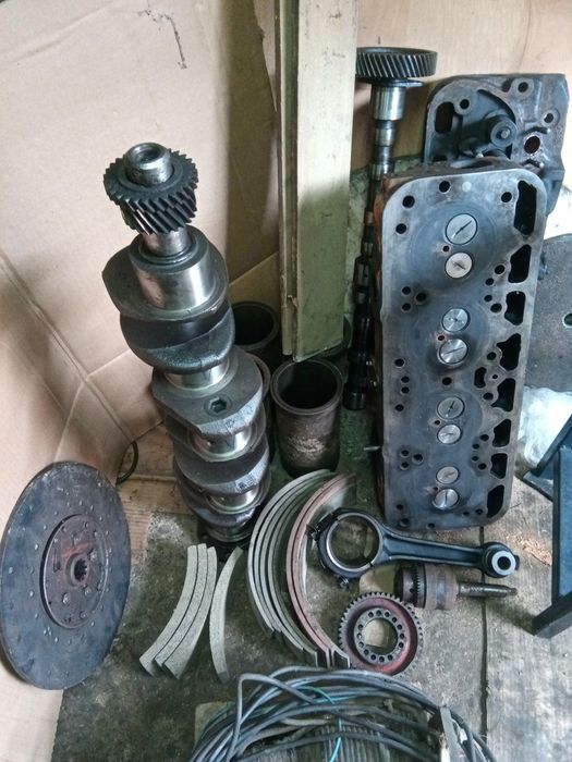 Vând piese motor tractor