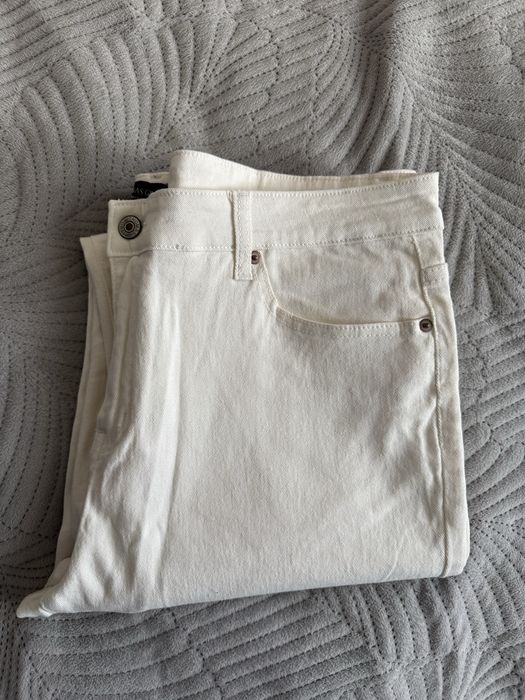 Джинсы молочного цвета