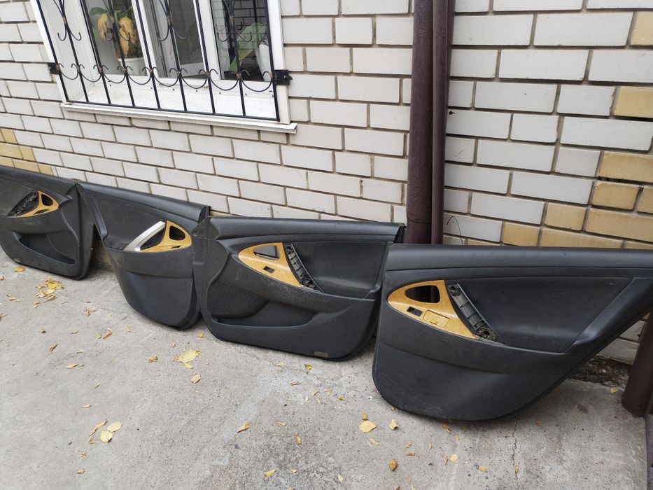 Продам дверные карты toyota 40