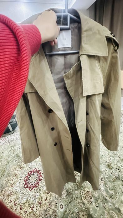 Тренч от бренда Манго