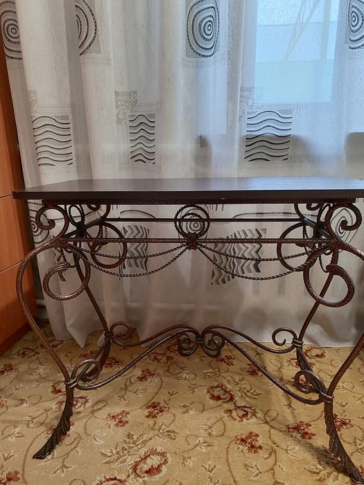 Декоративный журнальный столик