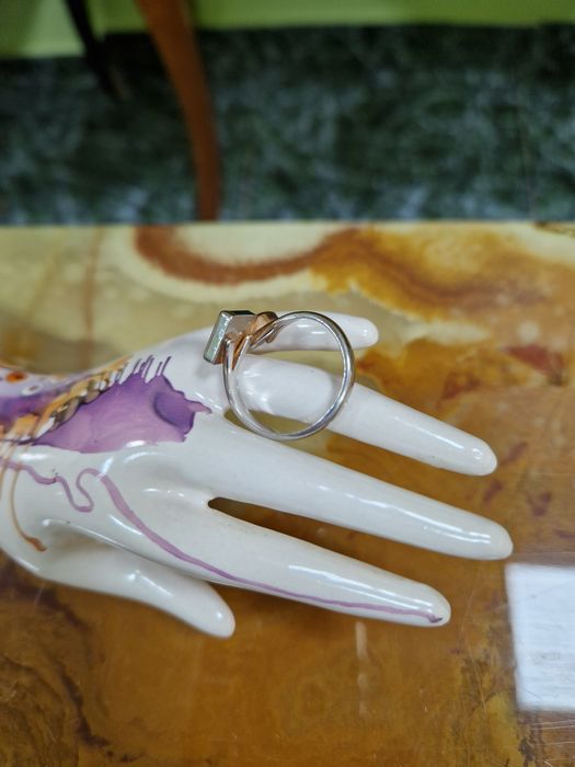 Прекрасен антикварен дамски сребърен пръстен с гранати