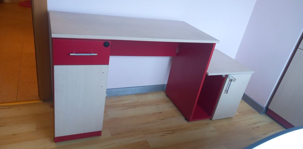 Бюро с допълнително шкафче