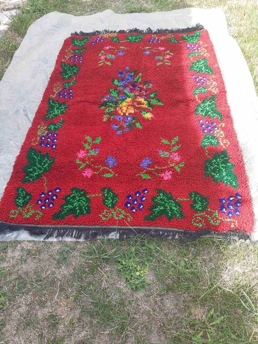 Килим червен тъкан плътно изтъкан с цветни орнаменти и черги шарени
