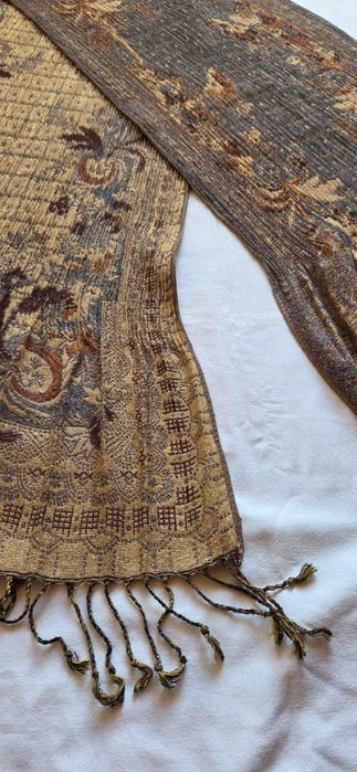 Дамски шал в кафявата гама