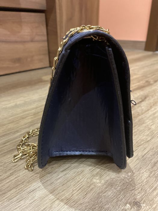 Синя, модерна чанта ZARA.