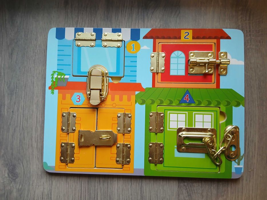 Детска дървена дъска с ключалки и вратички  29см/21,5см