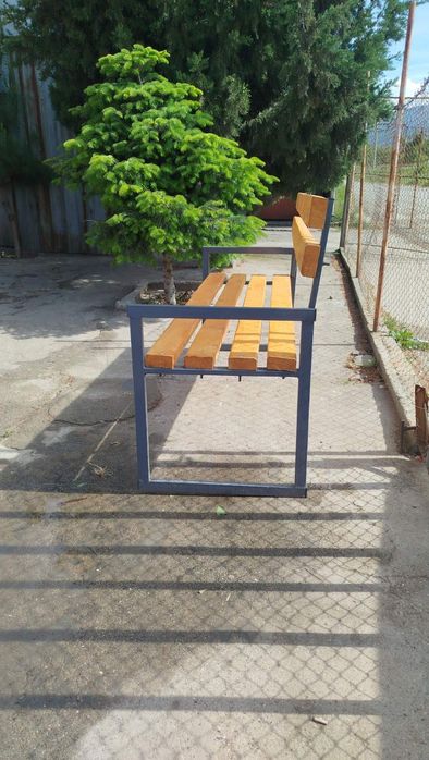 Градинска пейка. От  дърво и метал. Подходяща за всякакви условия.