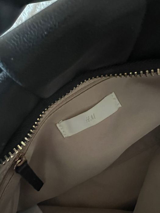 Черна чанта H&M .