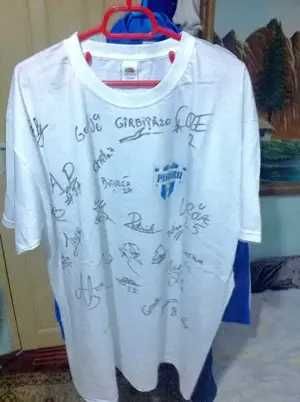 Tricou Pandurii Tg Jiu cu autografe. - Banii merg la un baiat bolnav