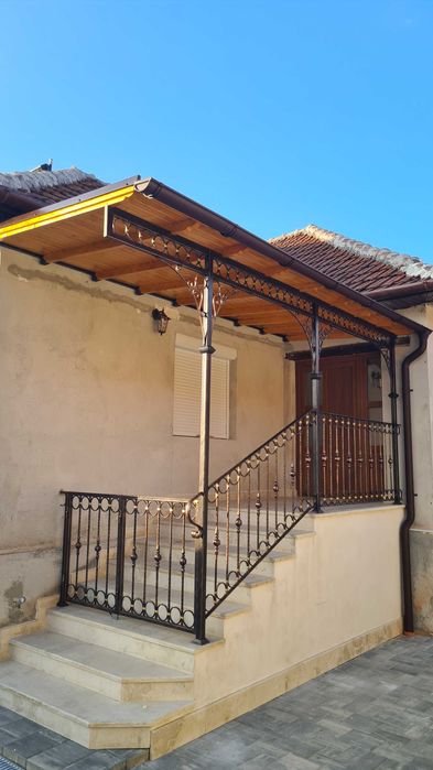 Executam confecții metalice, garduri, porți, terase, balustrade.