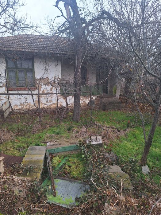 Парцел със стара къща за събаряне