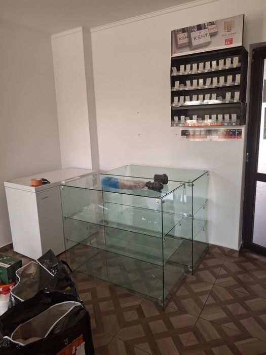 Vindem rafturi și vitrine pentru magazin