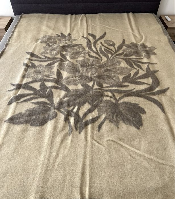 Два броя дебели вълнени одеала, двулицеви.