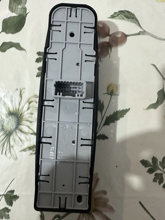 Panou comanda geamuri Renault Megane 3 1.5DCI an 2008-2014