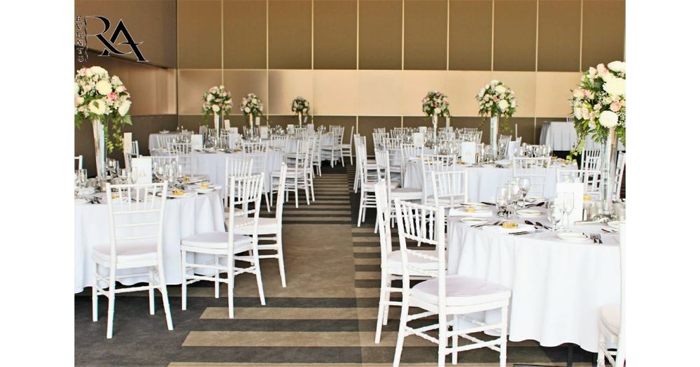Scaune Chiavari si mese rotunde pentru orice tip de eveniment festiv