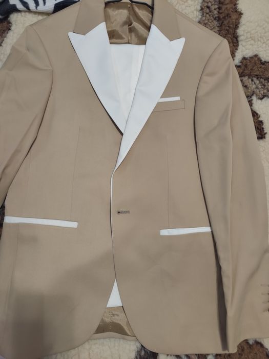 Costum elegant pentru ocazii
