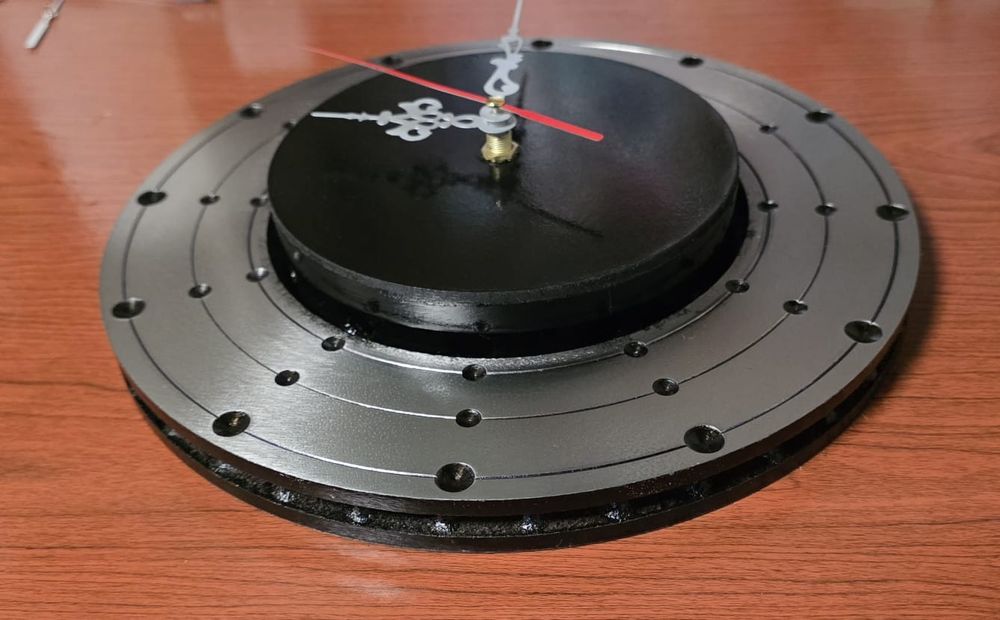 Ceas handmade făcut din disc de frână
