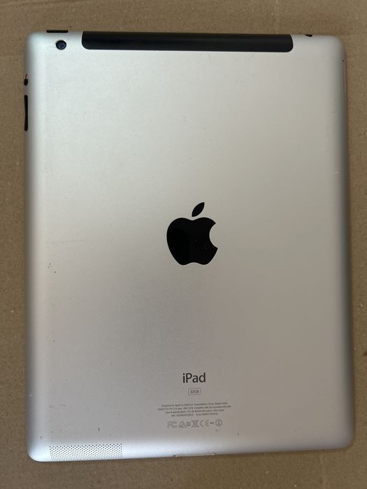 Vând iPad Apple generația 3, model A1430, Wi-Fi + Cellular.