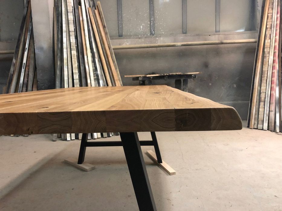 Трапезна маса от дъбов масив с метални прахово боядисани крака