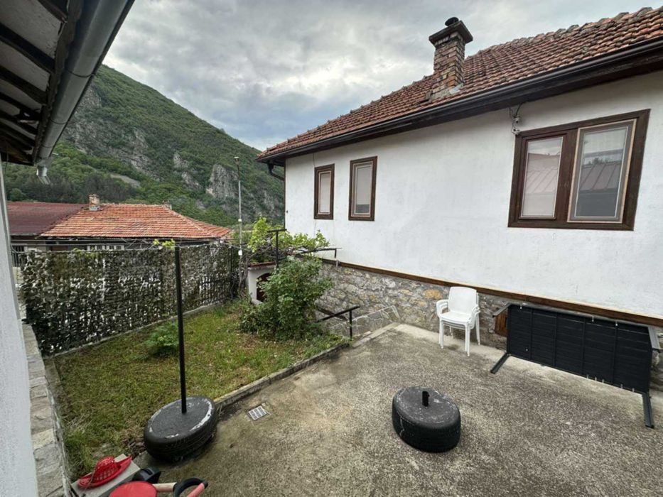 с. Гложене общ.Тетевен обл. Ловеч - къщи с двор