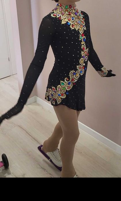 Състезателна рокля за фигурно пързаляне