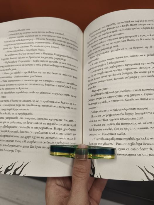 Държач на книжни страници от епоксидна смола